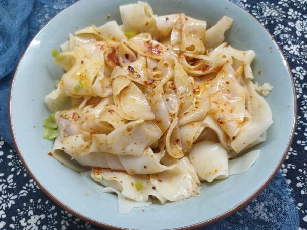 餃子皮大變身，切一切拉一拉，做成油潑面，爽滑入味真好吃