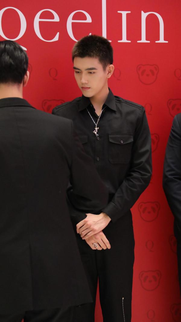 陳飛宇短寸頭搭配黑色襯衫出席某珠寶品牌活動，生圖太能打了