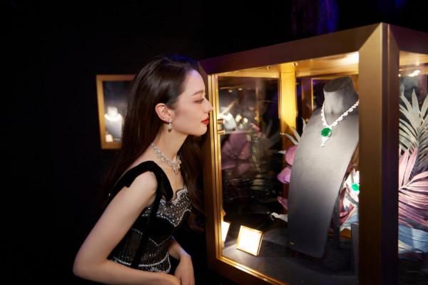 吉娜穿黑裙秀纖細肩頸線條 氣質慵懶迷人儀態萬千