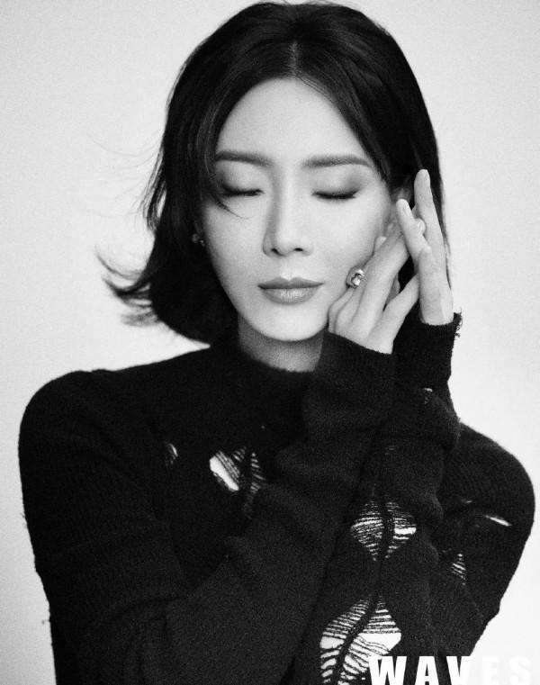 陳數利落的西服套裝都能完美適配,在古風韻味中盡顯俠女風範 陳數利落的西服套裝都能完美適配,在古風韻味中盡顯俠女風範