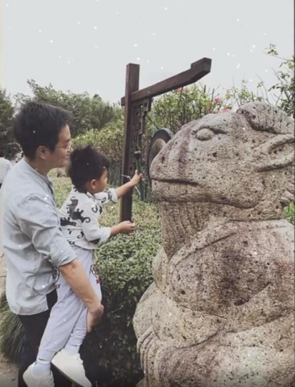 歌手海峰去世近五個月，妻子終於走出陰霾，化淡妝微笑自嘲髮際線