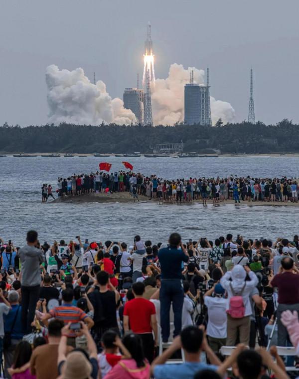 中國長征系列火箭尾火焰為什麼比美國獵鷹九號火箭短?科普大揭秘 中國長征系列火箭尾火焰為什麼比美國獵鷹九號火箭短?科普大揭秘