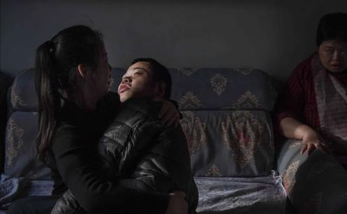 95後女孩照顧腦癱弟弟20年，晚上抱著睡，不敢找物件，怕拖累別人