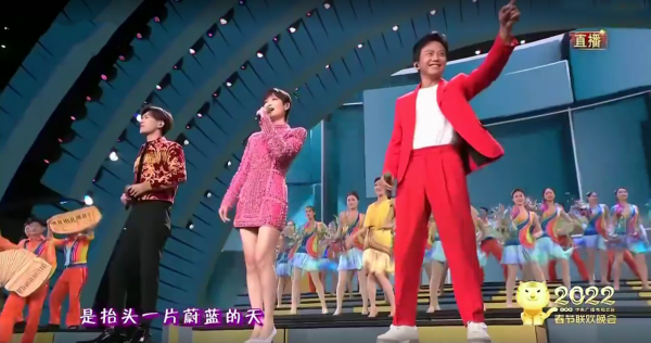 央視春晚笑點多：賈玲衣服能掃福，沈騰撞臉湯姆貓，鄧超放飛自我