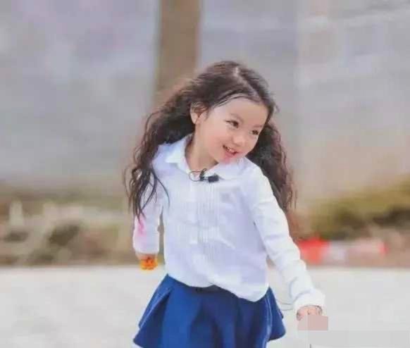 阿拉蕾：4歲賺錢養弟弟，在沒愛的環境帶淚成長，懂事得讓人心疼