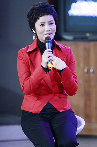 《中國新聞》首個女主播徐俐！29年主持零失誤，60歲含淚告別央視