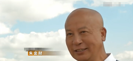 在非洲生活有多難？孩子們喝泥水，在沒屋頂的教室頂著烈日上課