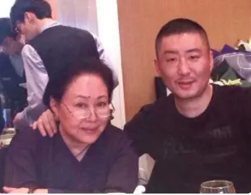 一婚被家暴，二婚被嫌棄，三婚惹爭議，71歲的斯琴高娃怎樣了？