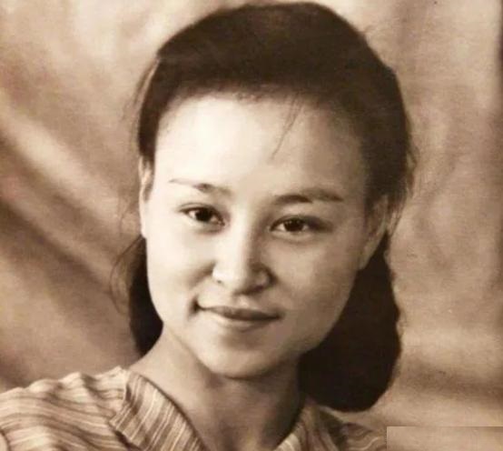 1938年,武漢11歲童養媳獲救,周恩來對她說:你父親是劉少奇 1938年,武漢11歲童養媳獲救,周恩來對她說:你父親是劉少奇