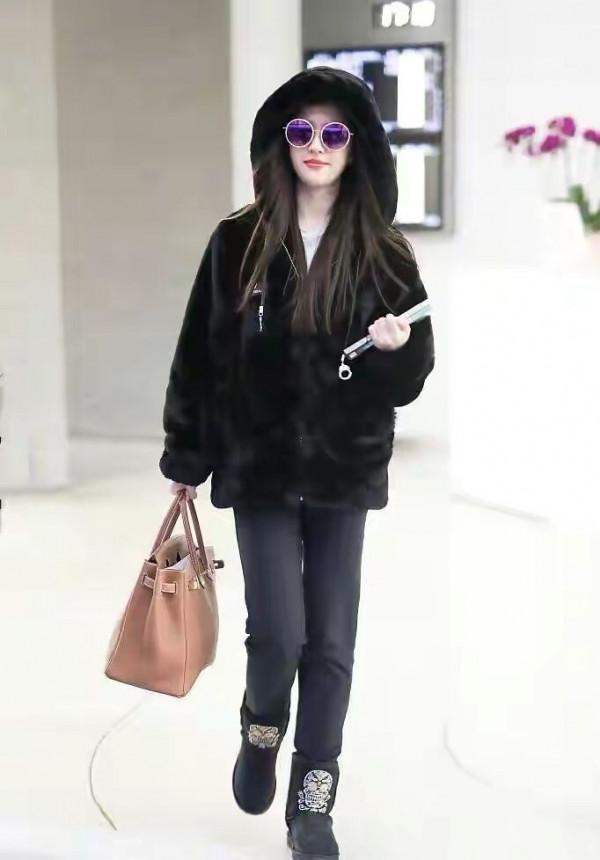 劉亦菲用臉撐起衣服，老氣羽絨服也穿得清新脫俗，這氣質不得不服