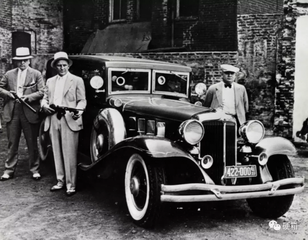 有一幫人,他們喜歡把湯普森衝鋒槍藏在琴盒裡 有一幫人,他們喜歡把湯普森衝鋒槍藏在琴盒裡