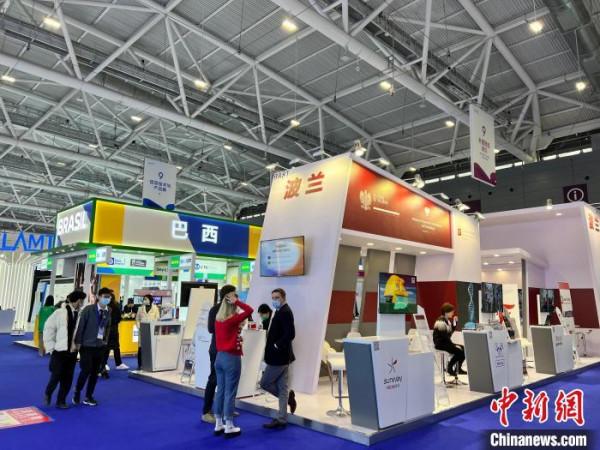 高交會上外國團組攜酷炫科技精品拓展中國市場 高交會上外國團組攜酷炫科技精品拓展中國市場