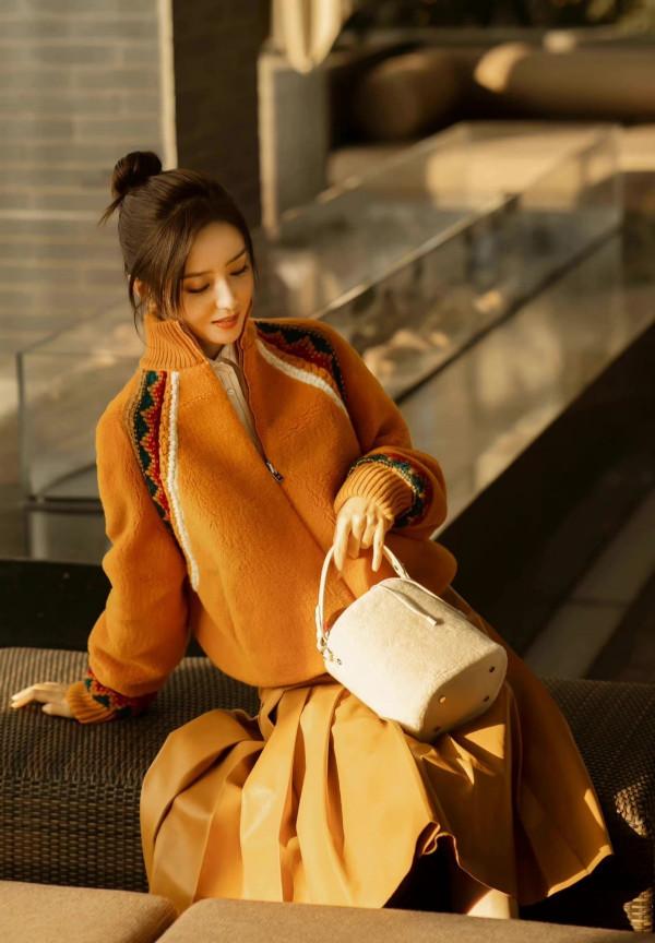 佟麗婭最新造型美回巔峰!穿大地色棉服拍大片,狀態太好像少女 佟麗婭最新造型美回巔峰!穿大地色棉服拍大片,狀態太好像少女