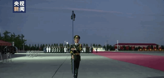 這位升旗手火了！他心中的那抹國旗紅，感動全網