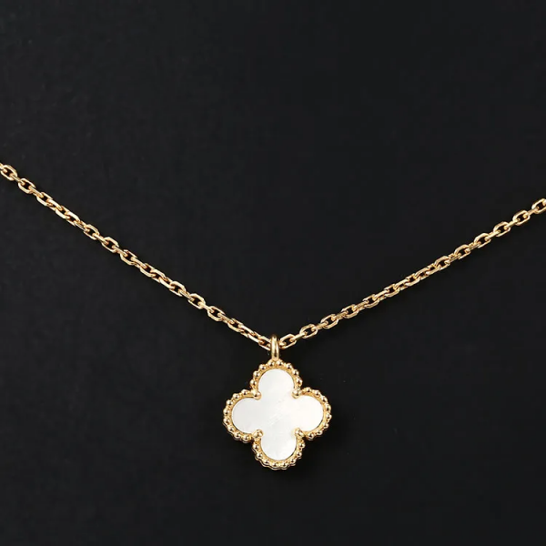 「每週好物推薦」脖頸綻放的花朵----梵克雅寶白貝母項鍊