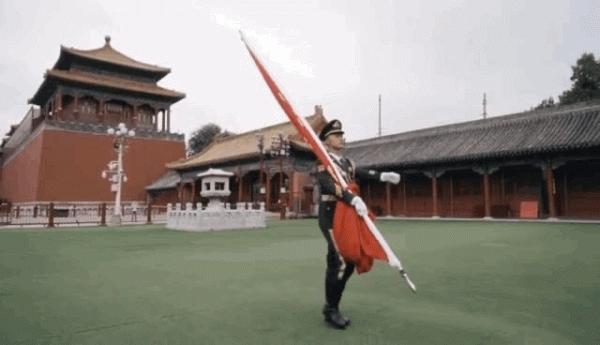 神十二著陸場升起五星紅旗的他,對天安門國旗班提了個問題 神十二著陸場升起五星紅旗的他,對天安門國旗班提了個問題