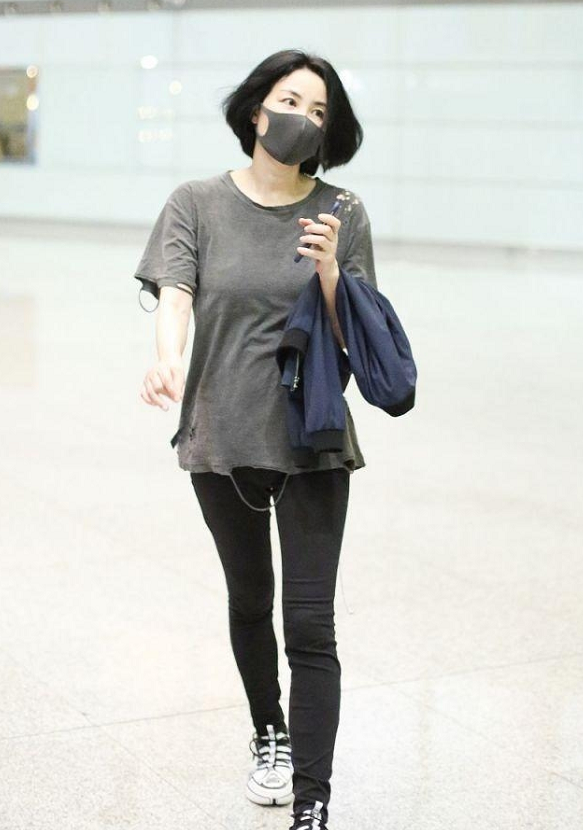 服了王菲的“迷”之衣品,穿著“破布爛衫”就出門,全靠氣質撐著 服了王菲的“迷”之衣品,穿著“破布爛衫”就出門,全靠氣質撐著