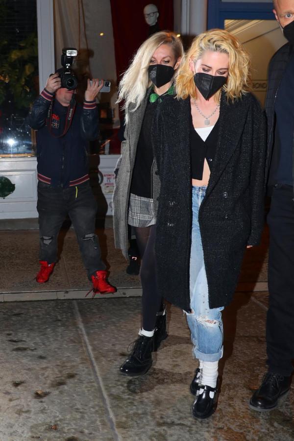 暮光女訂婚後首次露面！針織衫大膽炫腹肌，未婚妻又黑又醜似路人