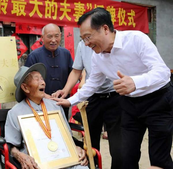 妻子114歲,丈夫119歲,年齡相加233歲,卻未得到吉尼斯的認證 妻子114歲,丈夫119歲,年齡相加233歲,卻未得到吉尼斯的認證