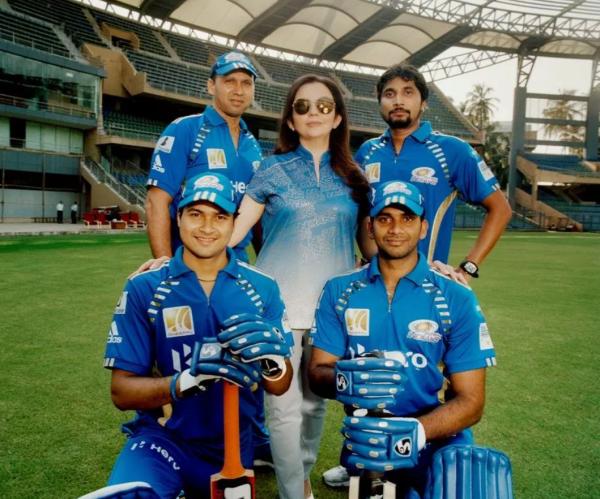 印度首富夫人住27層高樓有600個傭人,穿滿鑽禮服,掛祖母綠鼻環 印度首富夫人住27層高樓有600個傭人,穿滿鑽禮服,掛祖母綠鼻環