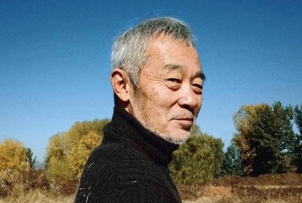 他是於藍之子，也是大導演，曾經深愛兩個女人，如今婚姻成謎