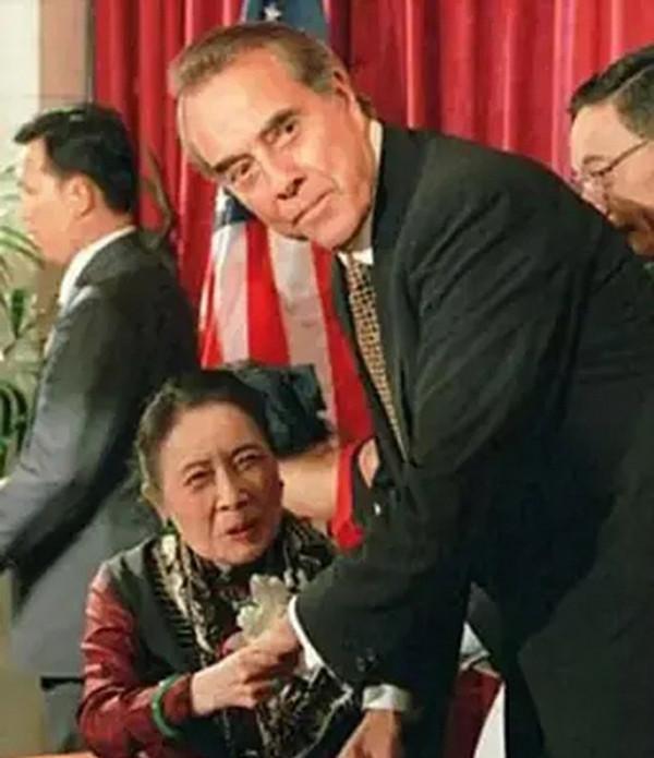 宋美齡價值2億的麻花手鐲，戴到離世：第一任主人僅花費4萬大洋