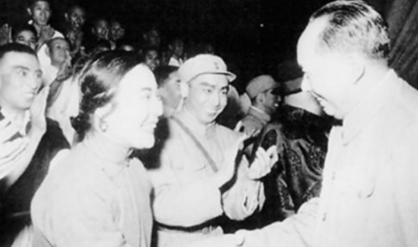 1988年，人大會議上鄧小平正要抽菸，收到陌生紙條：請你不要吸菸