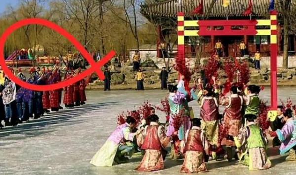 《甄嬛傳》8處穿幫，玢兒給皇上伴舞，年羹堯賀四蛋登基