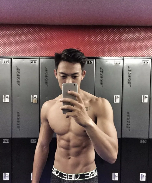 “肌肉奶爸”秀身材，大胸肌、麒麟臂，這樣的奶爸夠型男