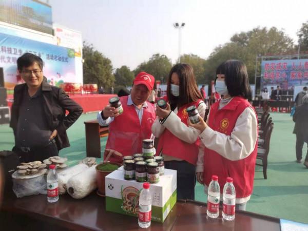 中國好人、科技特派員、蘑菇大王丁倫保參加科技“三下鄉”活動