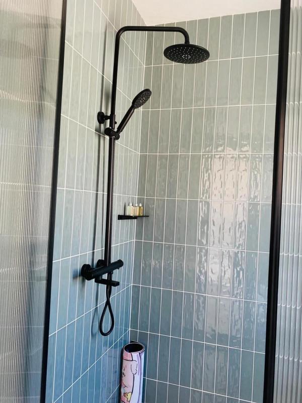 東山小憩，拾隅為家