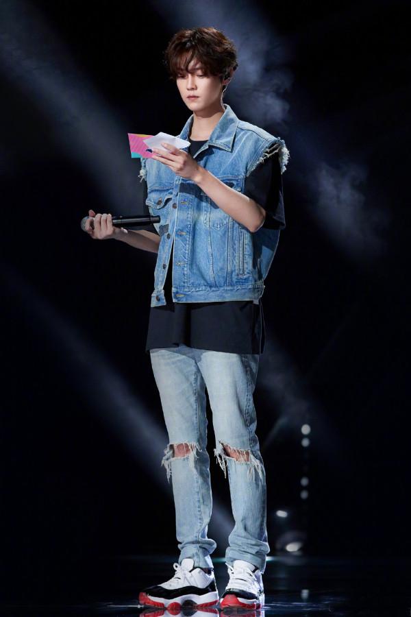 鹿晗開始走“硬漢風”了，短髮+皮衣時髦帥氣，配條大金鍊真搶鏡