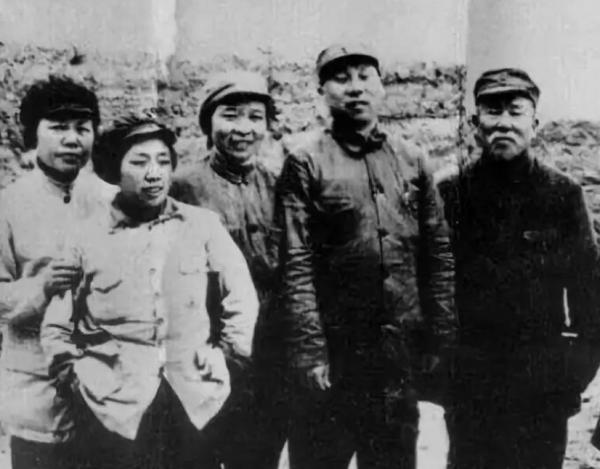 新中國女少將李貞，回鄉探親遇曾毒打自己的前夫，她是如何做的？