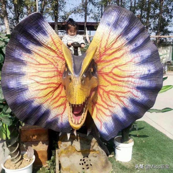 帶閨女開心的一天！假的恐龍也把女兒嚇哭了