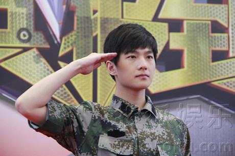 楊洋出席活動為什麼總是咳嗽