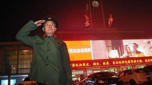 老農奉孝同無錢給女兒治病，向有關部門寫信：我是毛主席警衛