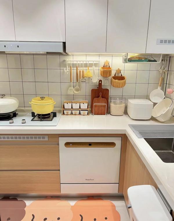 她家72平米，全屋不弔頂，不做背景牆，簡約耐看又顯大，人見人誇