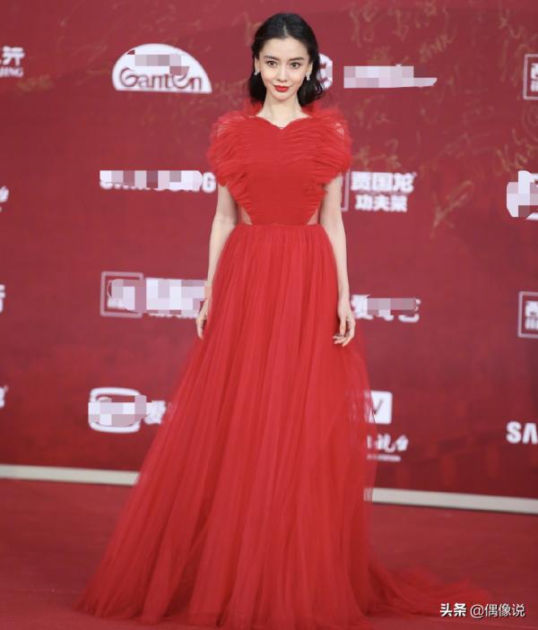 北影節紅毯：佟麗婭好仙，baby完美駕馭大紅裙，鞏俐比耶有點萌