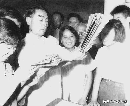 身兼外交部長的周恩來會不會說外語，水平又怎樣呢？珍貴的歷史鏡頭給你答案