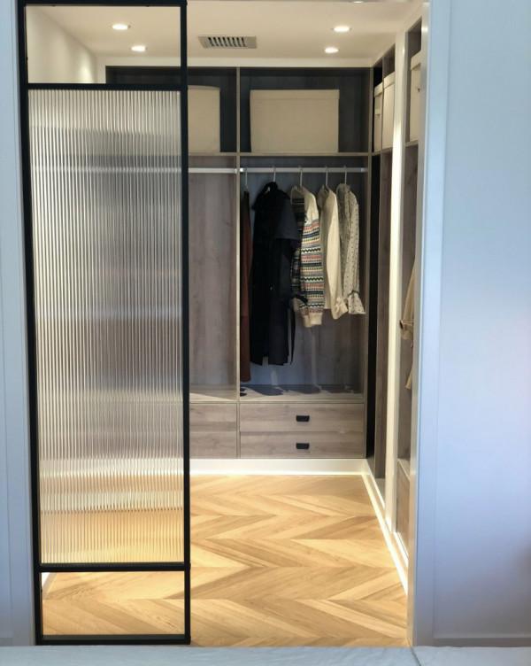 她的家一切從簡，客廳不放電視，不做任何修飾，卻處處充滿高階感