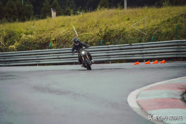 超百匹馬力，給油就能起飛！印第安新車試駕報告