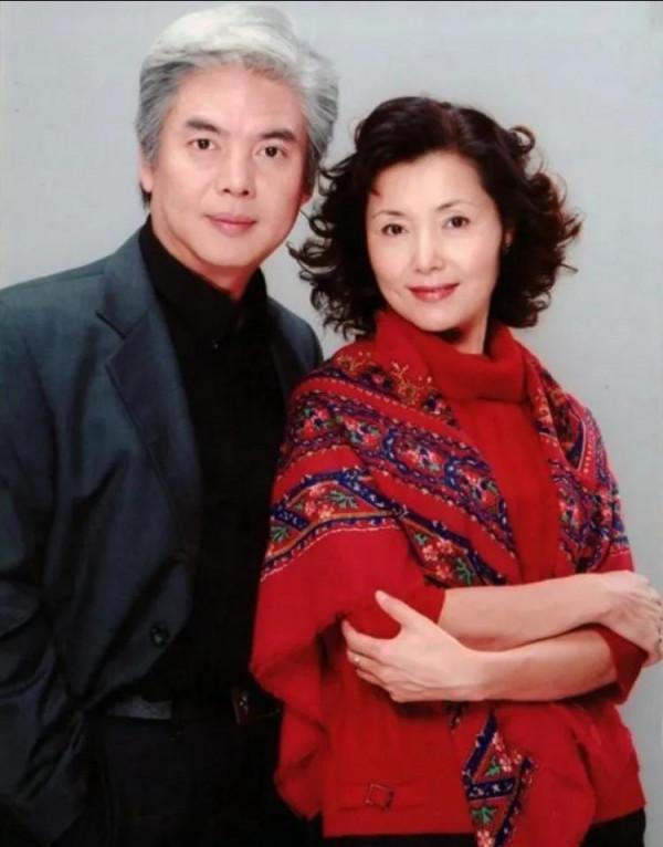 娛樂圈婚姻最長情的夫妻都有一個共同點：德高望重！看看都有誰？