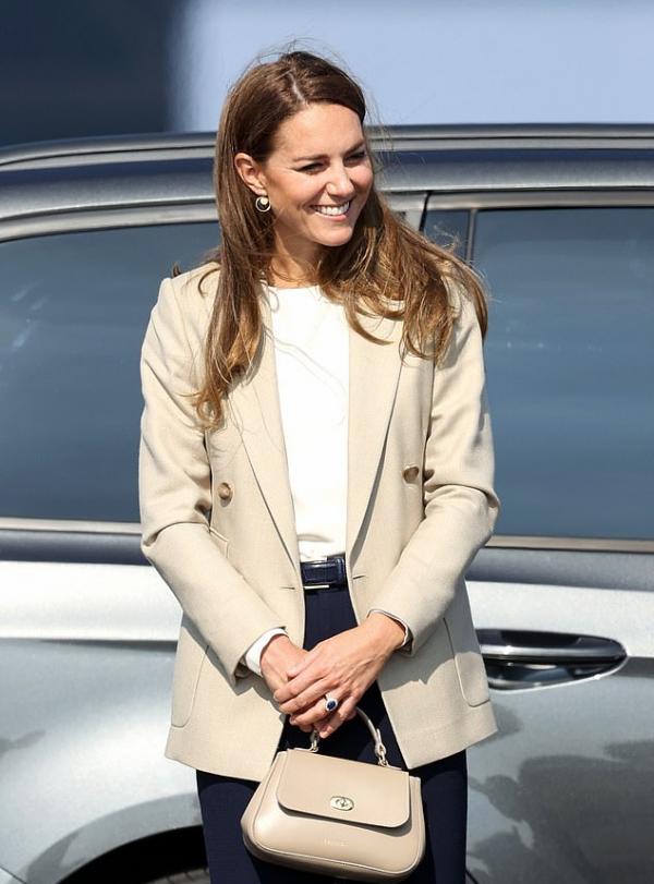 凱特妹妹出街終於變美！白毛衣配牛仔褲真減齡，可惜臉上皺紋顯老