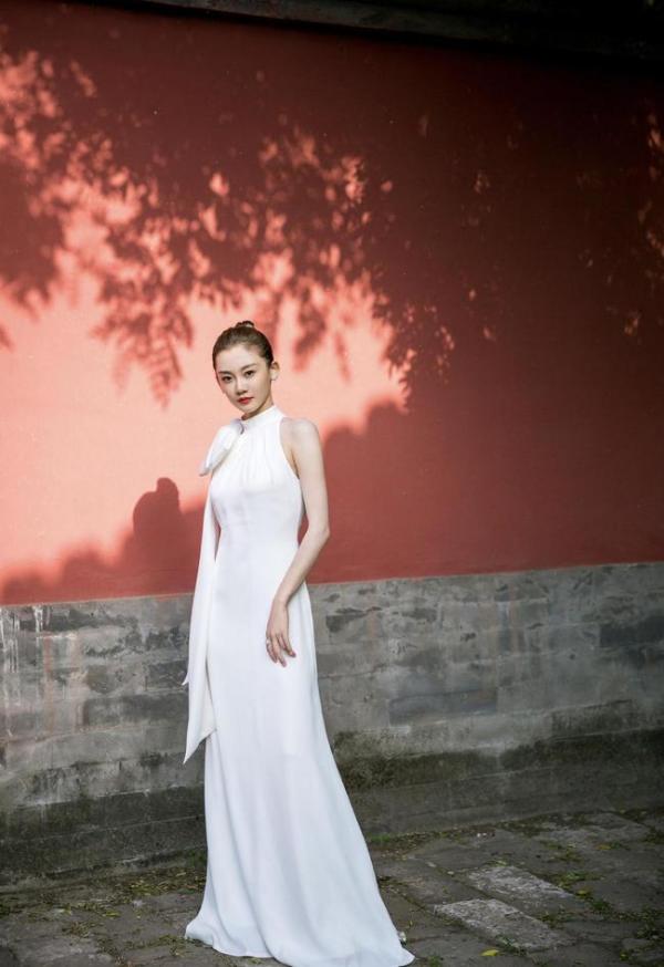 苗苗真的越看越“大氣”，穿T恤配印花褲也高階，這氣質太養眼了