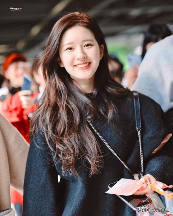 甜系女孩趙露思身穿黑色毛衣，慵懶風滿滿，溫柔可人