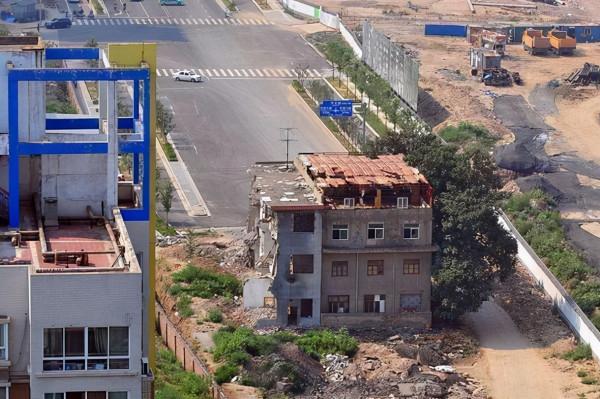 因索要400萬賠款未果，北京釘子戶&quot;堅守不出&quot;,現求低價拆遷卻被拒