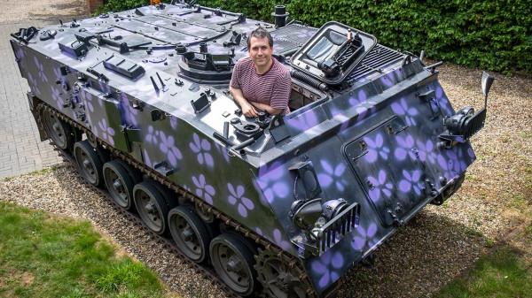 英國爸爸花2萬英鎊購買前陸軍坦克,並將其用於計程車服務 英國爸爸花2萬英鎊購買前陸軍坦克,並將其用於計程車服務