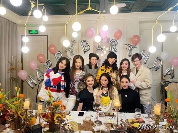 陳浩民妻子生日太隆重,穿笑臉衛衣港星雲集,打扮時髦似選美現場 陳浩民妻子生日太隆重,穿笑臉衛衣港星雲集,打扮時髦似選美現場