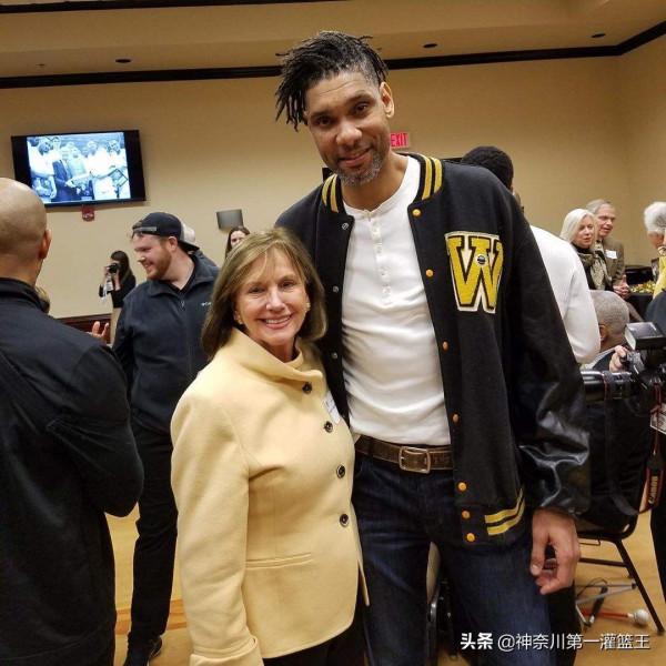 土老帽成男模，萬年格子衫的鄧肯為何變得花裡胡哨？瓦妮莎是主因