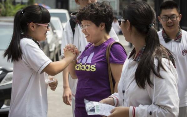 奶奶心繫孫子高考成績，夢到他考了666分，成績出來後激動不已